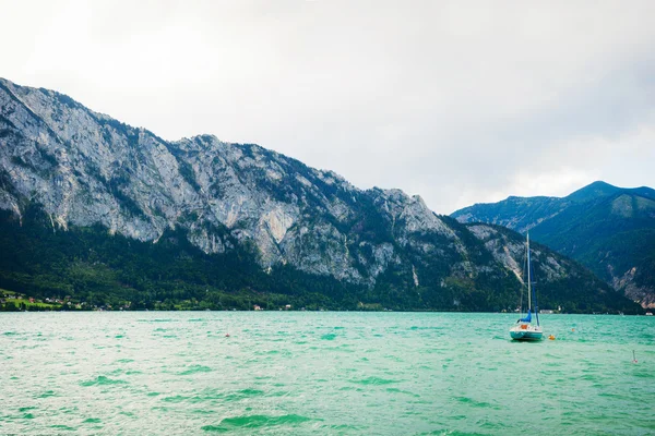 Yacht on a blue alpine lake. — Stock Photo, Image