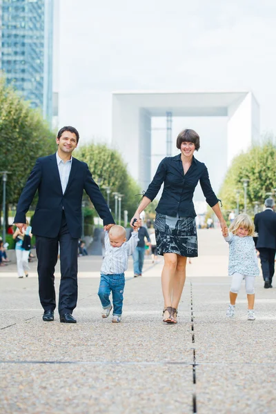 Vierköpfige Familie zu Fuß in die Stadt — Stockfoto