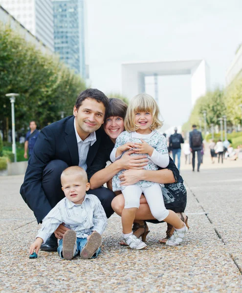 Famiglia di quattro persone a piedi dalla città — Foto Stock