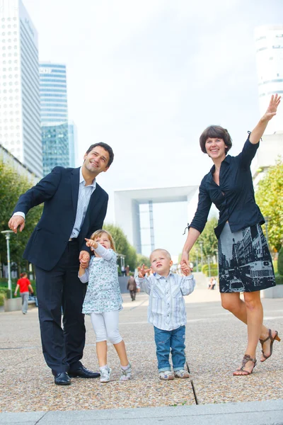 Vierköpfige Familie zu Fuß in die Stadt — Stockfoto