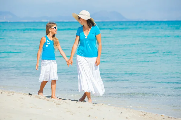 어머니와 그녀의 딸이 해변에 재미 — 스톡 사진