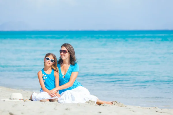 어머니와 어린 딸이 해변에 있는 모습 — 스톡 사진