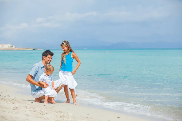 Padre con sus dos hijos en vacaciones en la playa — Foto de Stock