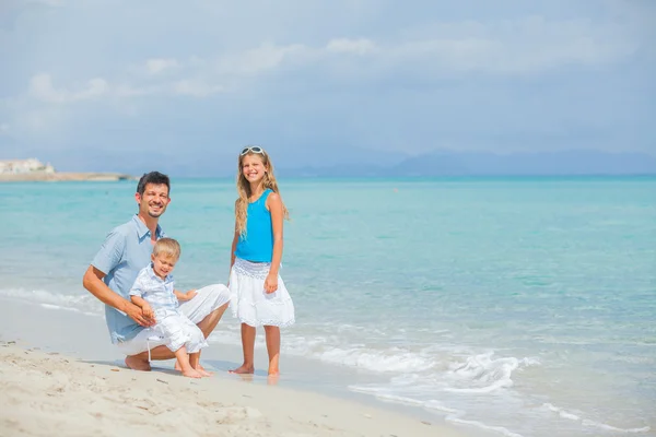Pai com seus dois filhos em férias na praia — Fotografia de Stock