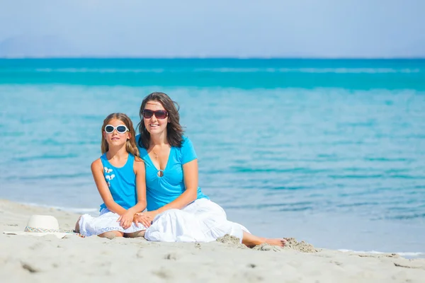 Mother and her little daughter on beach — Stock Photo, Image