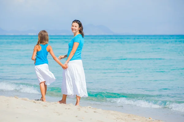 Madre e sua figlia si divertono sulla spiaggia — Foto Stock