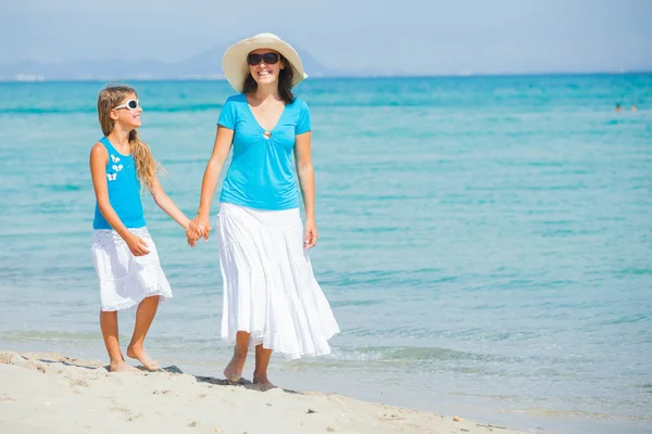 Мама и ее дочь веселятся на пляже — стоковое фото