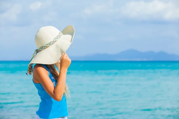 Mädchen mit großem Hut entspannen Ozean Hintergrund — Stockfoto