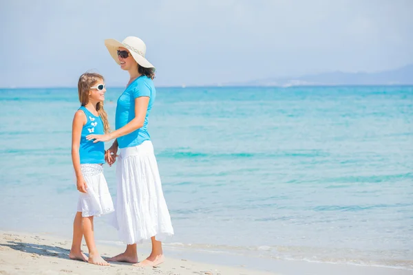 Mor och hennes dotter att ha kul på stranden — Stockfoto