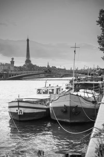 Living barge on the Seine in Paris. — Stock Photo, Image
