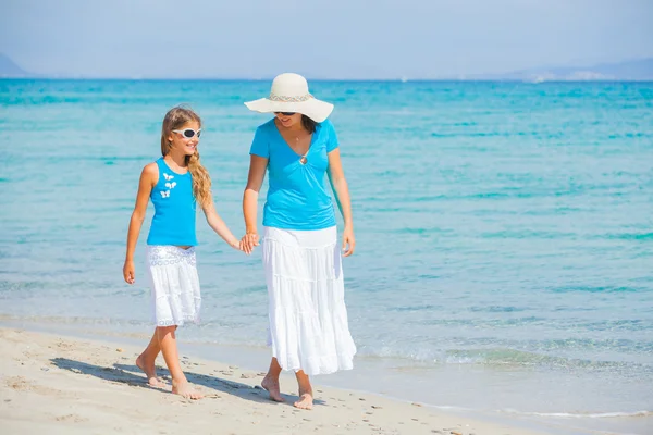 Mãe e sua filha se divertindo na praia — Fotografia de Stock