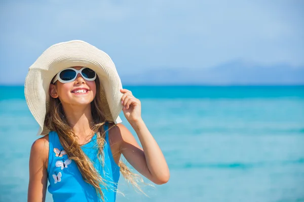 Flicka i stor hatt koppla av ocean bakgrund — Stockfoto