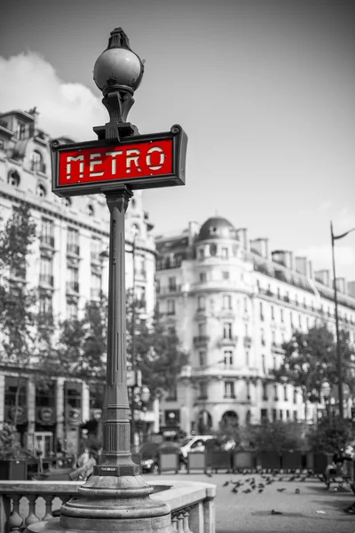 Метро знак для метро транспорта в Париже — стоковое фото