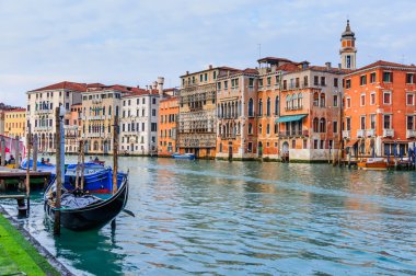 Merkezi Venedik romantik kanal.