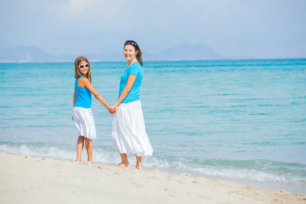 母亲和她的女儿在海滩上很开心 — 图库照片