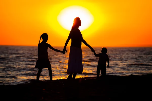 Mutter und ihre Kinder Silhouetten — Stockfoto