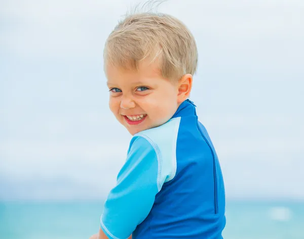 Хлопчик на пляжному відпочинку — стокове фото