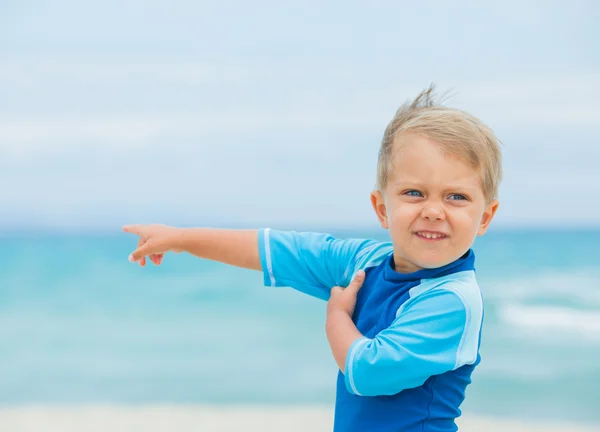 Chłopiec na wakacje na plaży — Zdjęcie stockowe