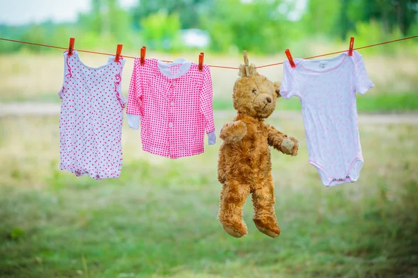 Kläder och en nallebjörn på ett klädstreck — Stockfoto