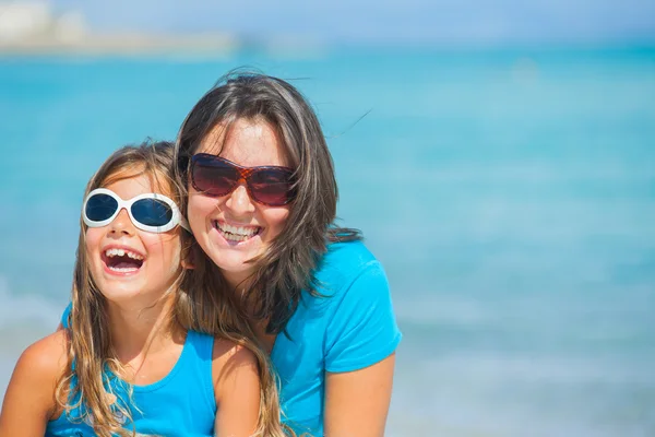 Mãe e sua filha se divertindo na praia — Fotografia de Stock