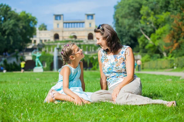 Ładny dziewczyna i jej matka w parku lato — Zdjęcie stockowe