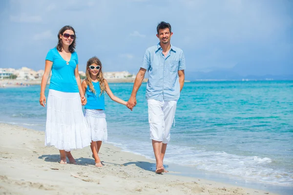 热带海滩上很开心的家人 — 图库照片