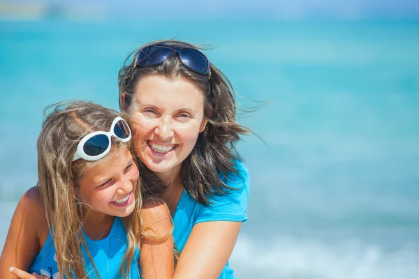 Madre y su hija se divierten en la playa — Foto de Stock