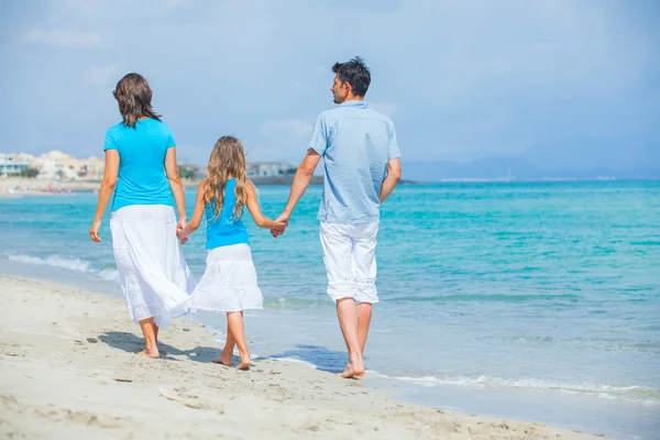 Familia divirtiéndose en la playa tropical — Foto de Stock