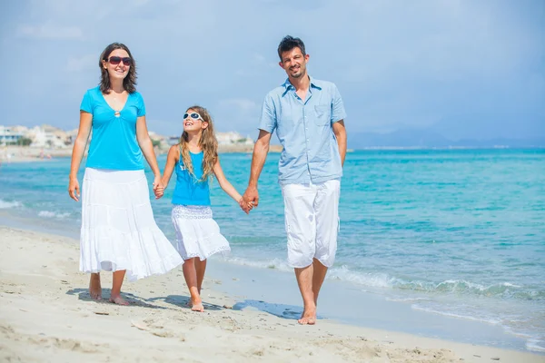 Familjen ha roligt på tropisk strand — Stockfoto