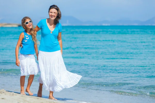 Moeder en haar dochter plezier op strand — Stockfoto