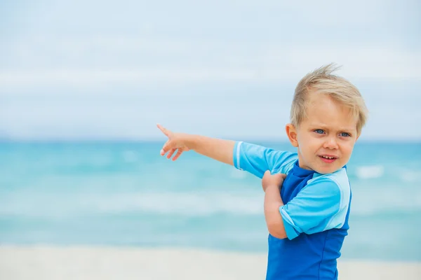 Garçon sur la plage vacances — Photo