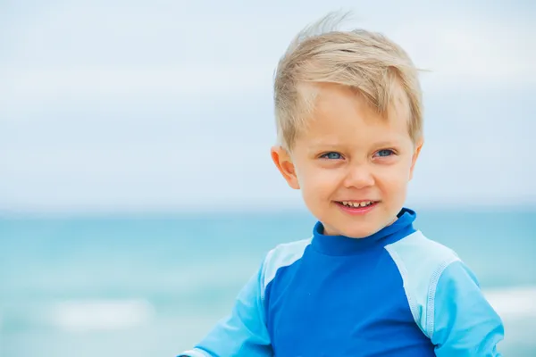 Chlapec na pláži dovolenou — Stock fotografie