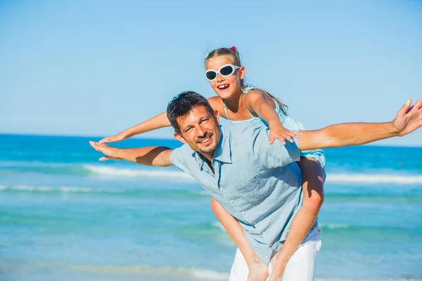 Otec a jeho dcera, zábava na pláži — Stock fotografie
