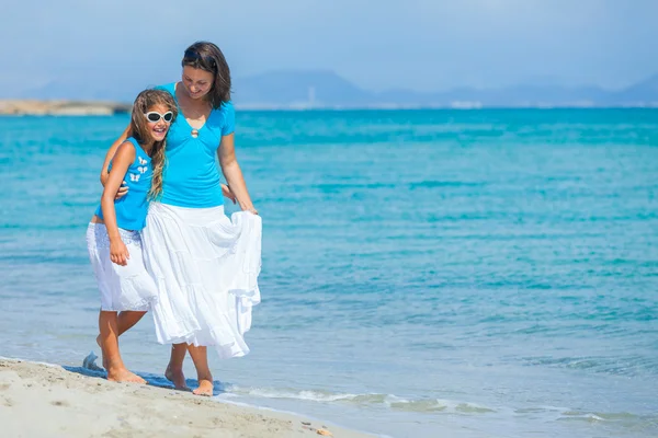 Mutter und ihre Tochter haben Spaß am Strand — Stockfoto