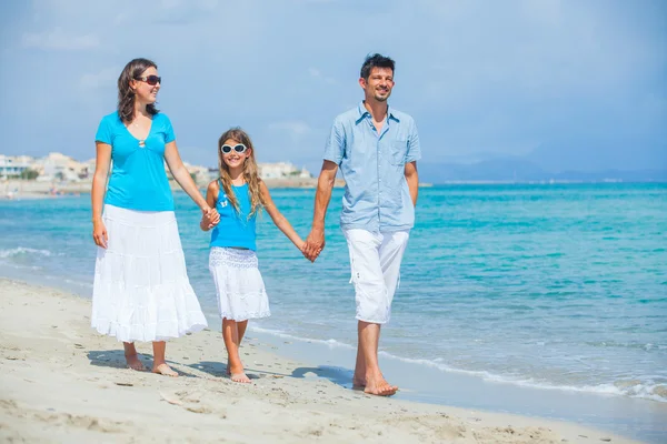 Familie amüsiert sich am tropischen Strand — Stockfoto