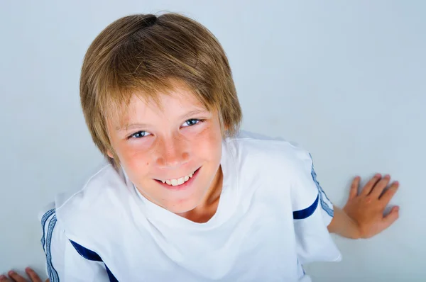 Porträt eines schönen Jungen in Weiß — Stockfoto