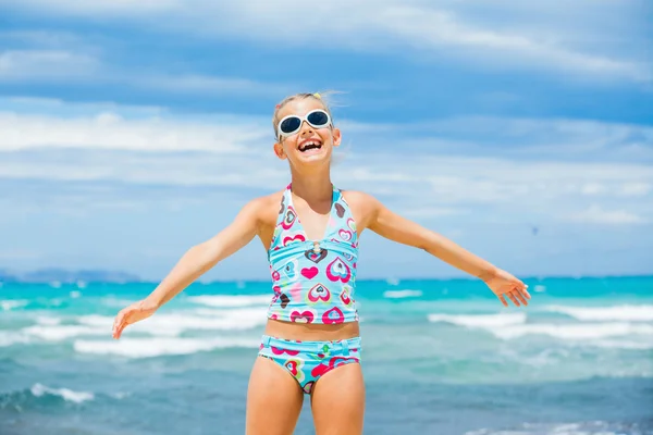 Chica en gafas de sol relajarse fondo océano — Foto de Stock