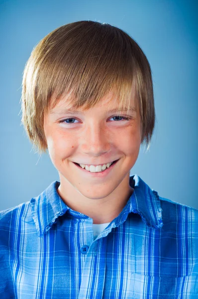 Portrét krásné mladík v bílém — Stock fotografie