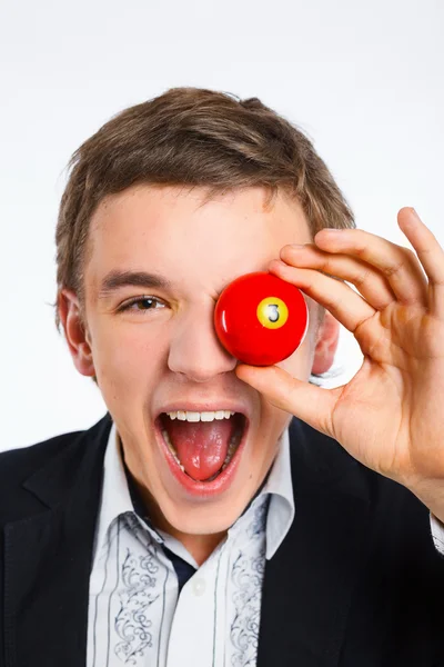 Tizenéves fiú játék billiárd golyó — Stock Fotó