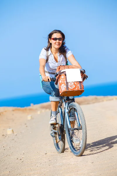 Kvinna på cykel utomhus leende — Stockfoto