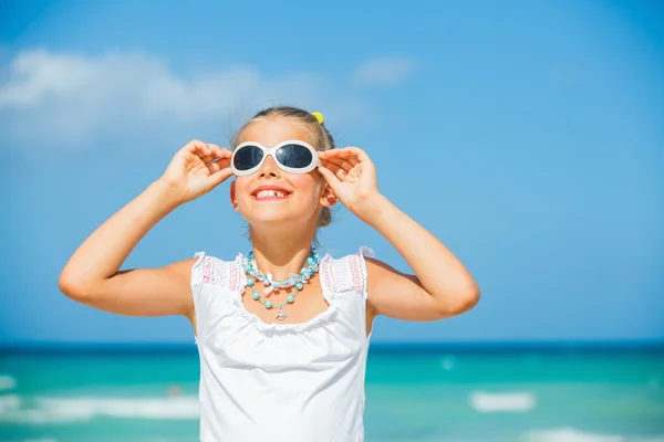 Mädchen mit Sonnenbrille entspannen Ozean Hintergrund — Stockfoto