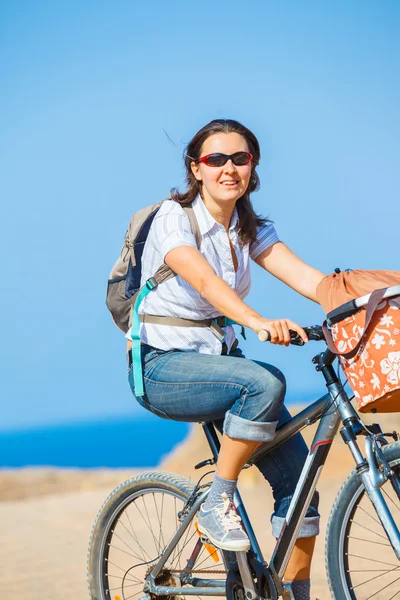 자전거 야외에서 웃는 여자 — 스톡 사진