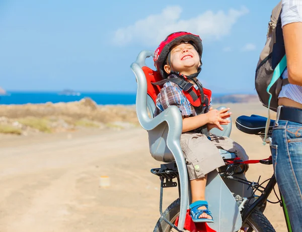 子供の自転車のヘルメットで座っています。 — ストック写真