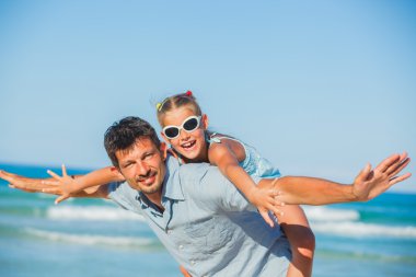 Baba ve kızı plajda eğlenmek
