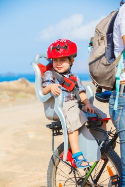 bisiklet kazasında kask içinde oturan çocuk