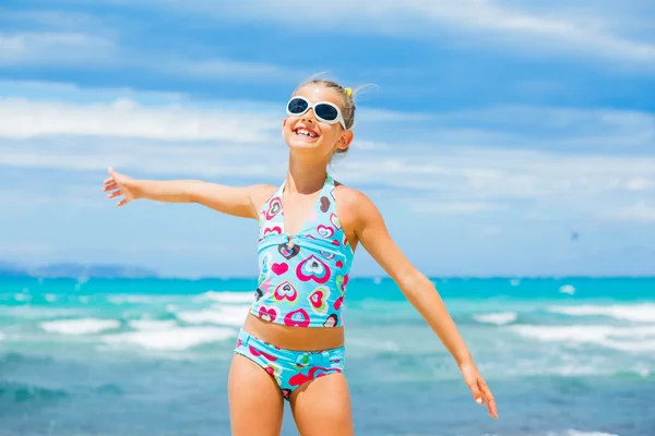 Menina em óculos de sol relaxar fundo oceano — Fotografia de Stock