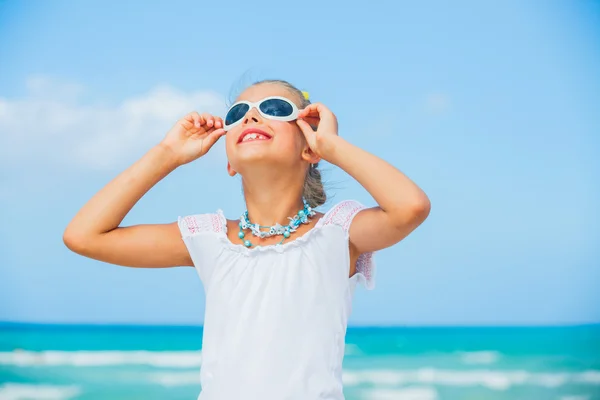 Menina em óculos de sol relaxar fundo oceano — Fotografia de Stock