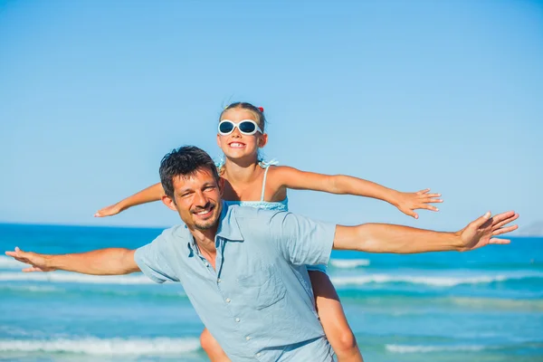 Otec a jeho dcera, zábava na pláži — Stock fotografie