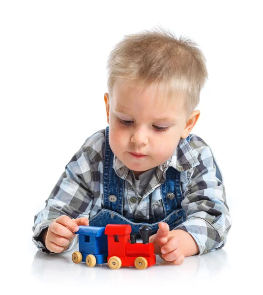 Söt liten pojke leker tåg — Stockfoto
