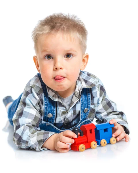 Lindo niño jugando trenes — Foto de Stock